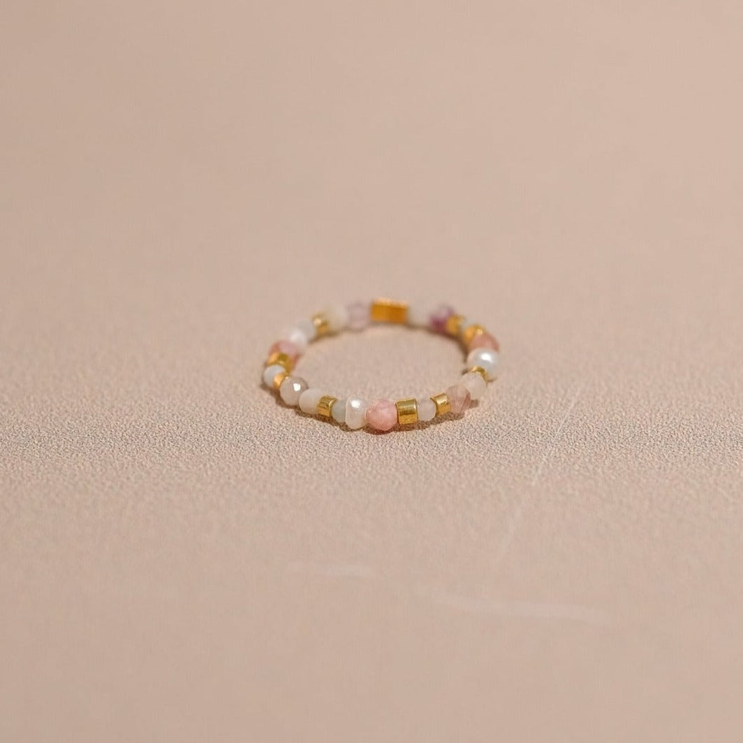 Bague "Soul" élastique composé de multiples pierres semi précieuses (perle d'eau blanche, kunzite, rhodochrosite, amazonite verte et bleue, nacre) et de perles doré à l'or fin.