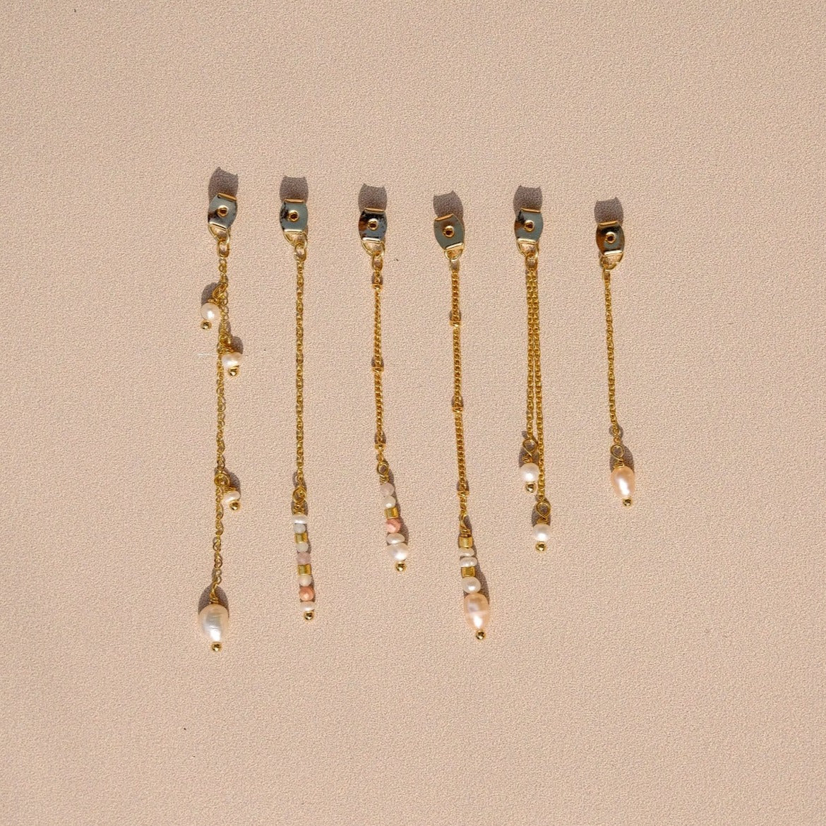 Dos d'oreille "Dawn" personnalisable, composé de perles doré à l'or fin, de perles de culture, et de pierres semi précieuses, le tout doré à l'or fin.