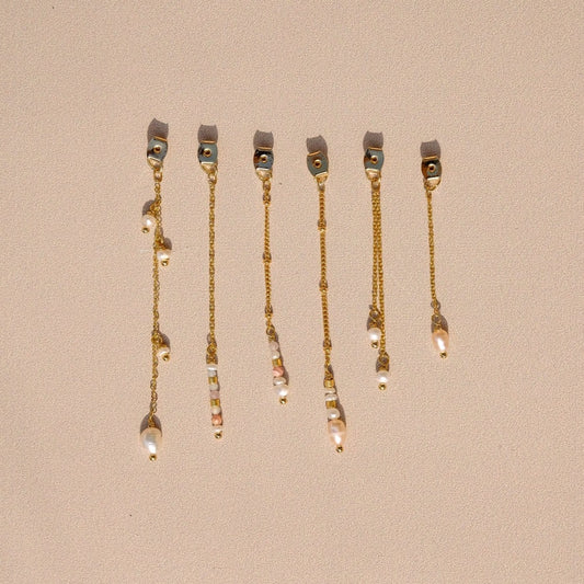 Dos d'oreille "Dawn" personnalisable, composé de perles doré à l'or fin, de perles de culture, et de pierres semi précieuses, le tout doré à l'or fin.