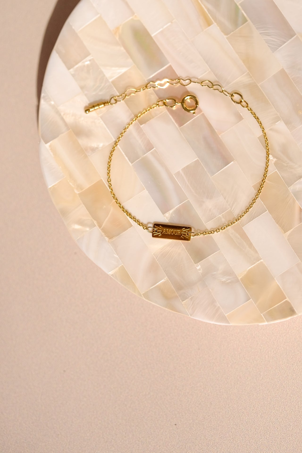 bracelet doré à l'or fin gravé du mot amour pour la fêtes des mères à offrir
