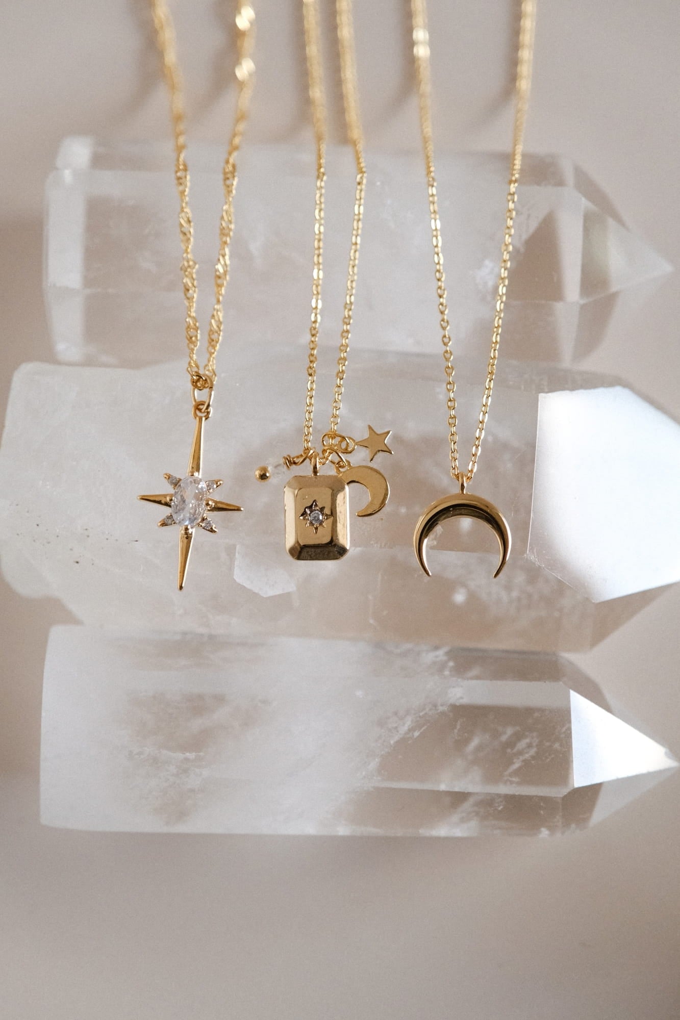 bijoux fait main inspirés par les astres : lune, étoile, soleil et constellation