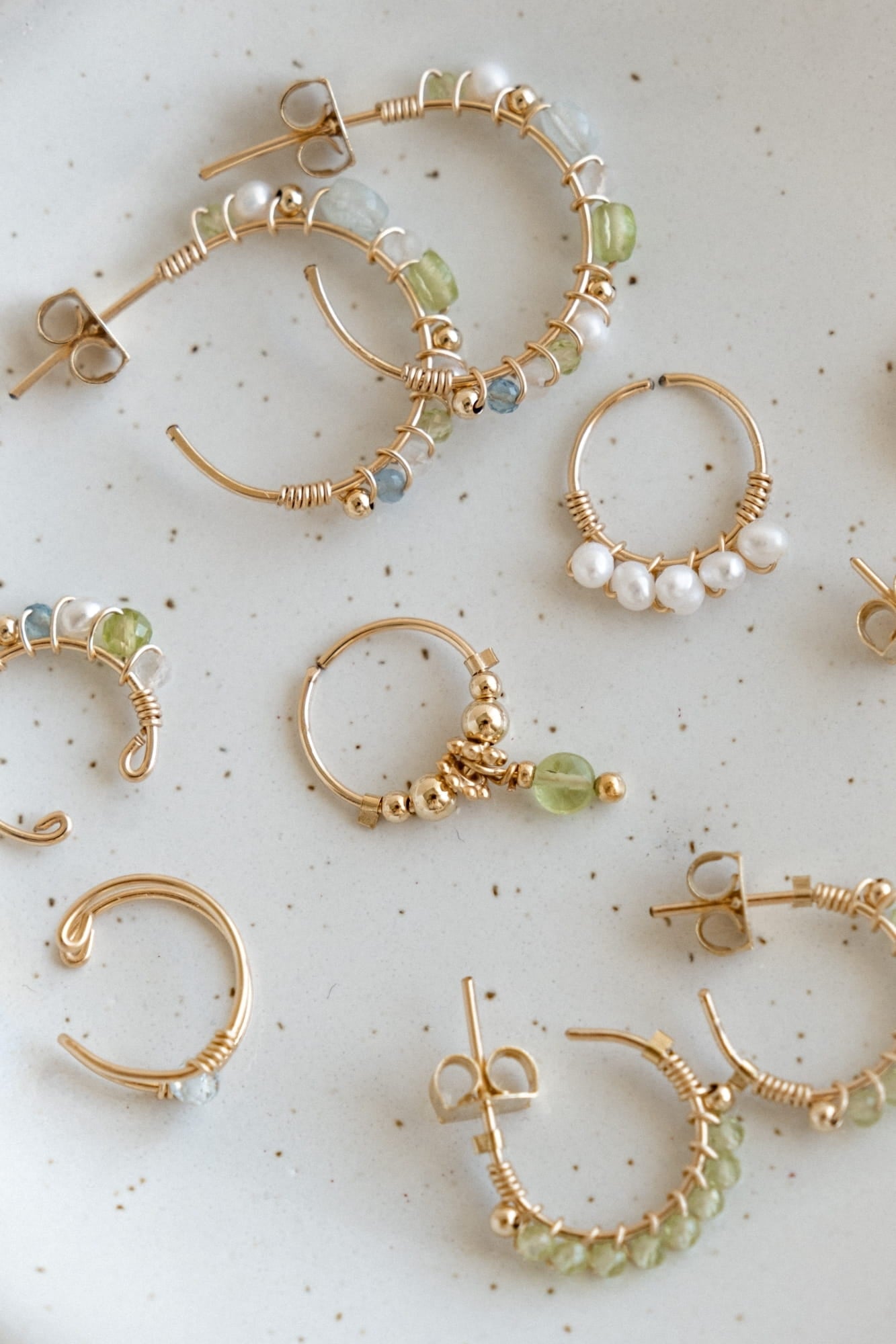 bijoux fait main composés de pierres fines : améthyste, péridot, aigue-marine, quartz rose...