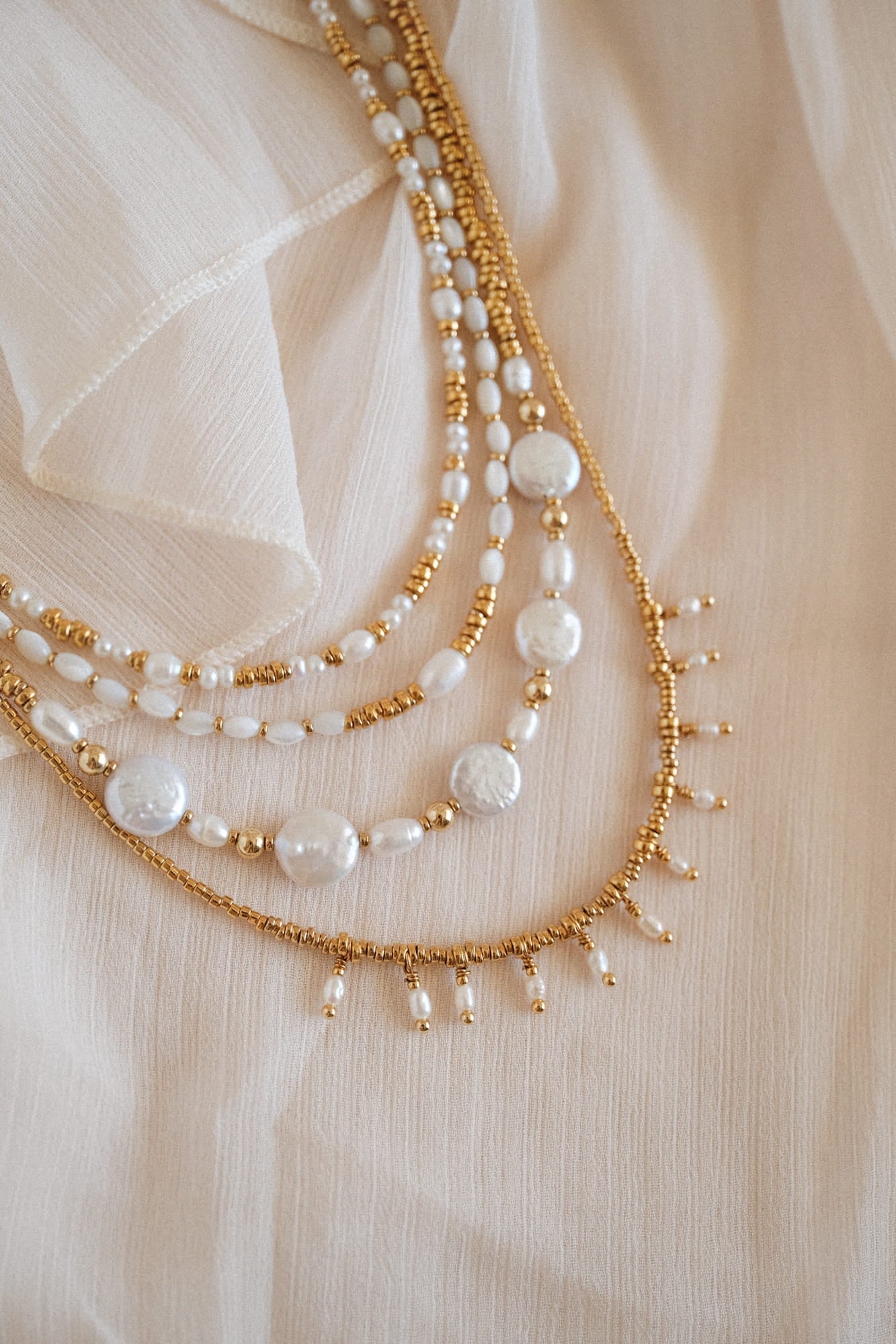 bijoux fait main composés de perles d'eau douces, nacres et coquillages