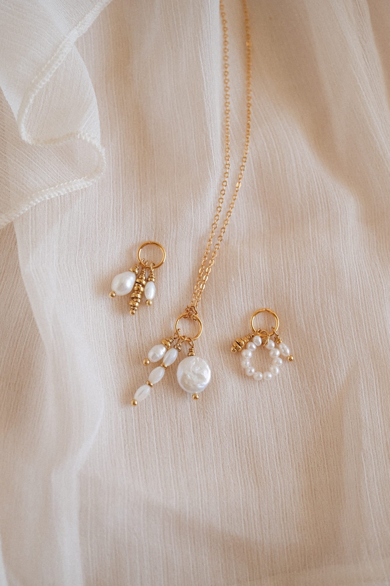 collier à composer soi-même avec des pendentifs, médailles et charms