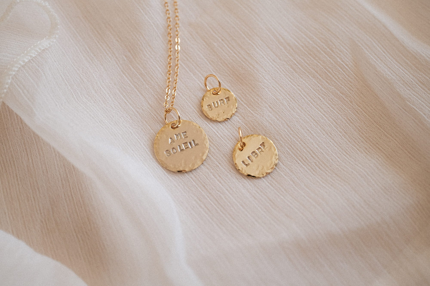 graver le mot ou symbole de votre choix sur votre médaille et choisissez le type de bijoux : boucles d'oreilles, bracelets, colliers ou bagues