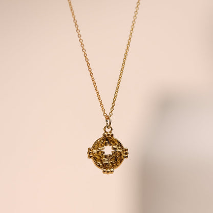 Collier "Wanderlust" composé d'une médaille "étoile du nord" martelé doré à l'or fin monté sur une chaine fine forçat.