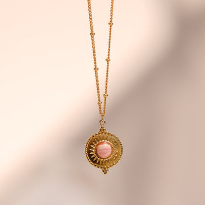 Collier "Breathe" composé d'une médaille agrémenté d'un cabochon pierre semi précieuse 6mm au choix monté sur une chaine fine à bille le tout doré à l'or fin.