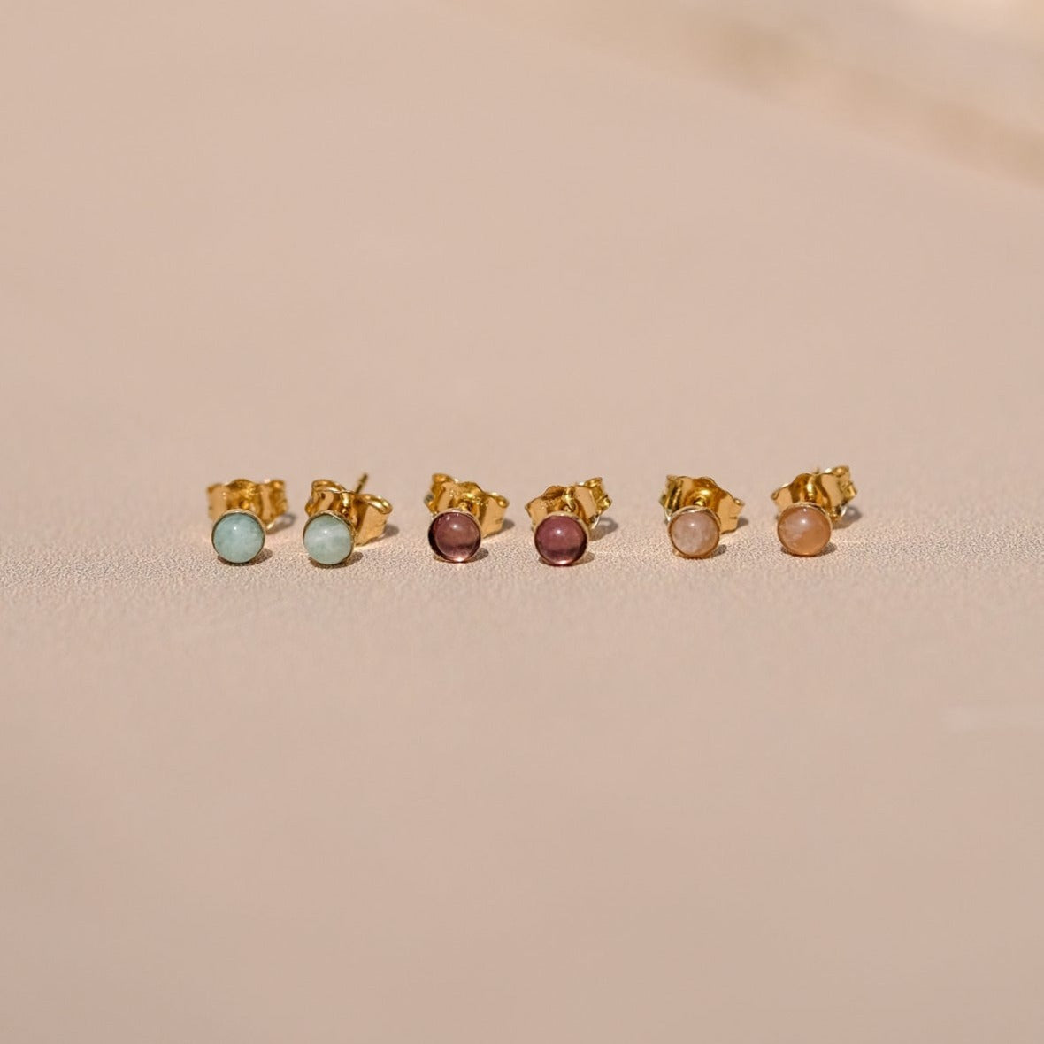 Puces d'oreilles "Calm" composé de deux pierres semi précieuses (3mm) au choix, le tout en goldfilled