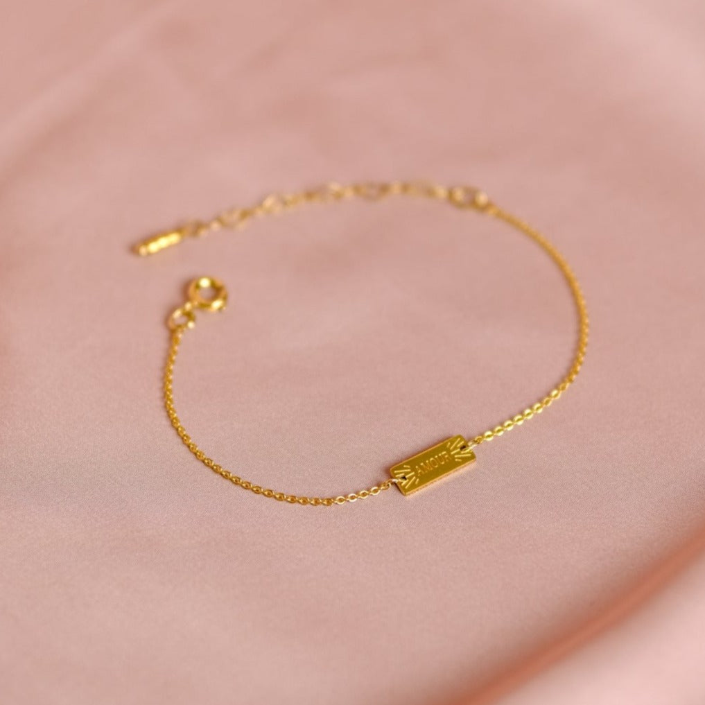 bracelet doré à l'or fin gravé du mot amour pour la fêtes des mères à offrir