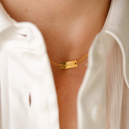 collier doré à l'or fin gravé du mot amour pour la fêtes des mères à offrir