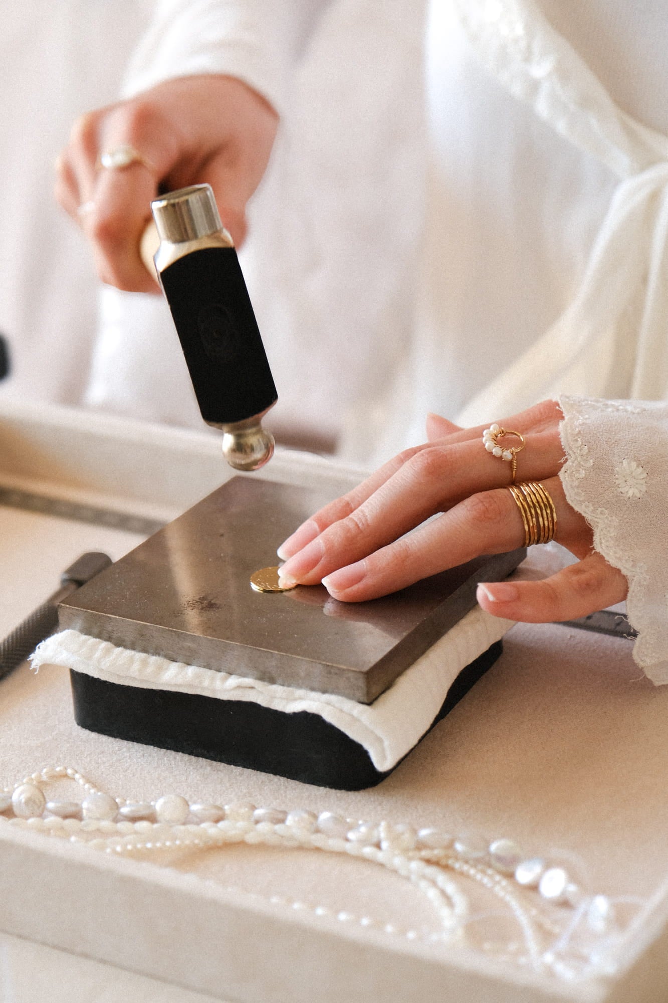 fabrication femme bijoux perles et pierre  fines dorés à l'or fin rêvésie